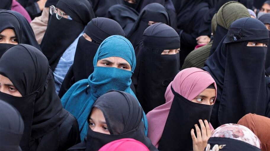 Karnataka Hijab Row: कोर्ट ने हिजाब को लेकर की ये अहम टिप्पणी; जल्द आ सकता है फैसला