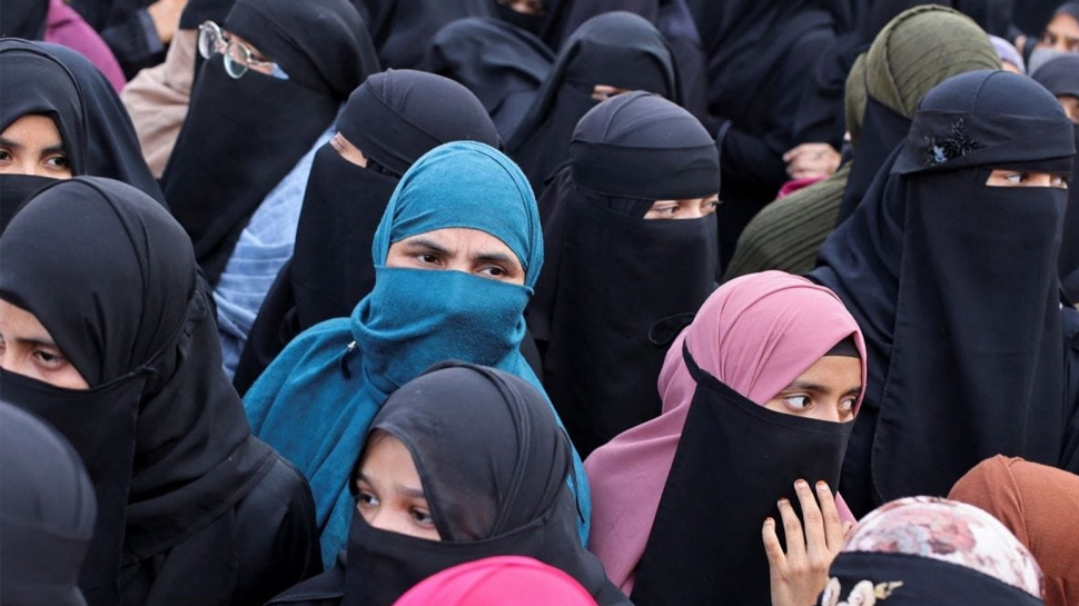 Karnataka Hijab Row: कोर्ट ने हिजाब को लेकर की ये अहम टिप्पणी; जल्द आ सकता है फैसला Karnataka Hijab Row: कोर्ट ने हिजाब को लेकर की ये अहम टिप्पणी; जल्द आ सकता है फैसला