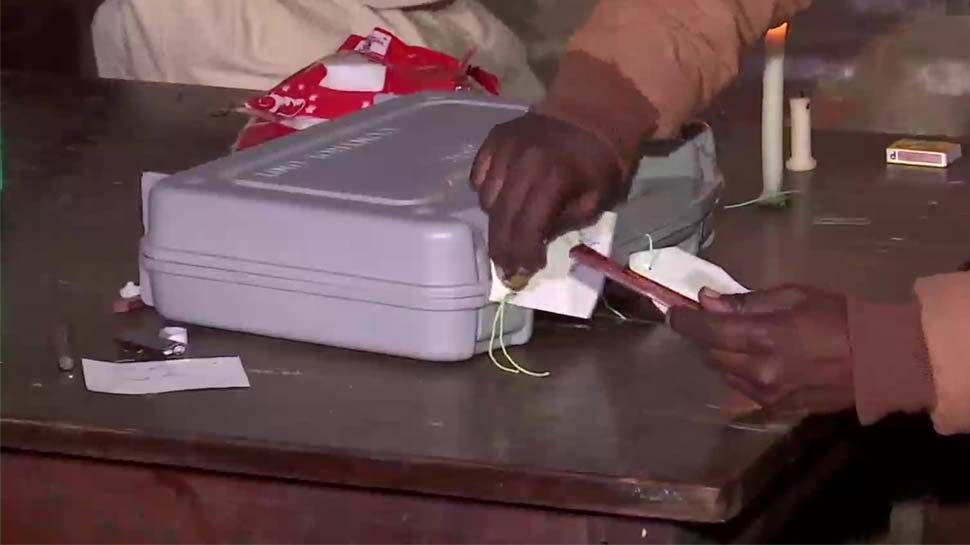 UP Fourth Phase Poll: चौथे चरण में 57.83 फीसदी मतदान; इस बूथ पर टूटा रिकॉर्ड UP Fourth Phase Poll: चौथे चरण में 57.83 फीसदी मतदान; इस बूथ पर टूटा रिकॉर्ड