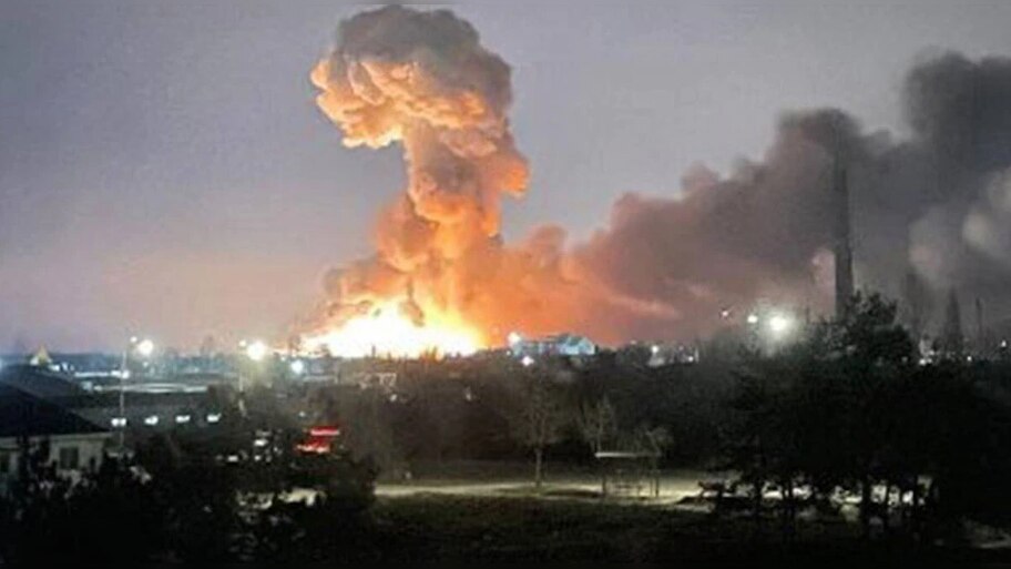 Russia Ukraine War: रूसी हमलों में यूक्रेन के 11 शहरों में मची तबाही, बमबारी के बाद के वीडियोज़ आ रहे सामने