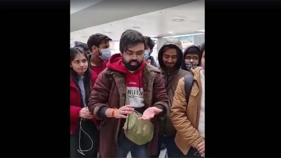 Ukraine Crisis: बड़ी संख्या में छात्र भारतीय दूतावास के बाहर पहुंचे; चिंता में डूबे अभिभावक