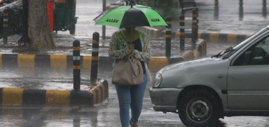 दिल्ली एनसीआर में बारिश से लौटी ठंड, फिर इस दिन बारिश की संभावना