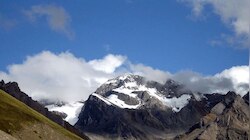 ऐसा पर्वत जिस पर बनी ओम की आकृति, दिन-रात आती हैं ये आवाज