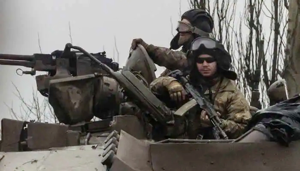 Russia-Ukraine War: गोला-बारूद के अलावा इस चीज से जंग लड़ रहे हैं देश, हथियारों से भी है खतरनाक Russia-Ukraine War: गोला-बारूद के अलावा इस चीज से जंग लड़ रहे हैं देश, हथियारों से भी है खतरनाक