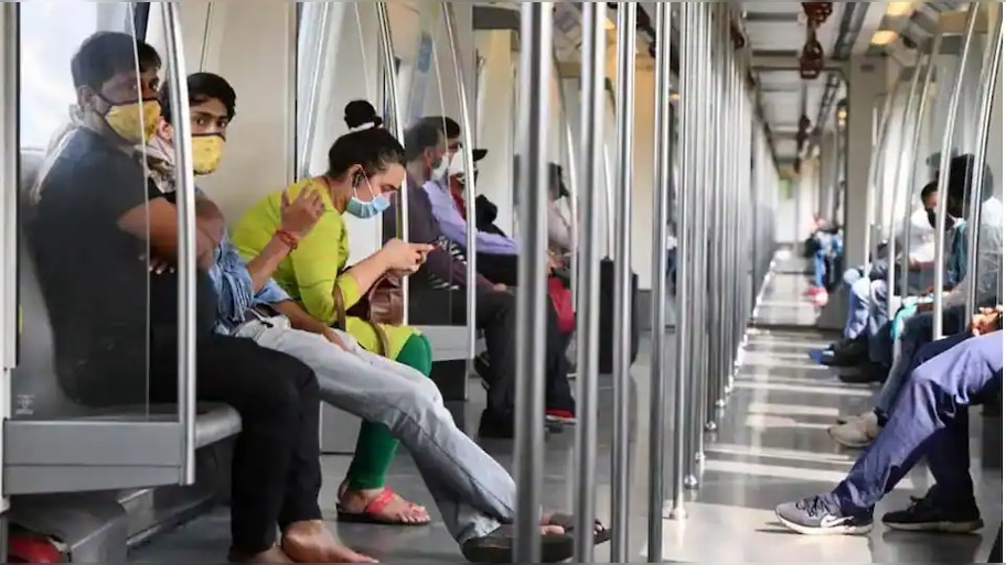 Delhi Metro: दिल्ली मेट्रो में खड़े होकर सफर करने में मिली ये बड़ी राहत; हटे और भी कई प्रतिबंध 