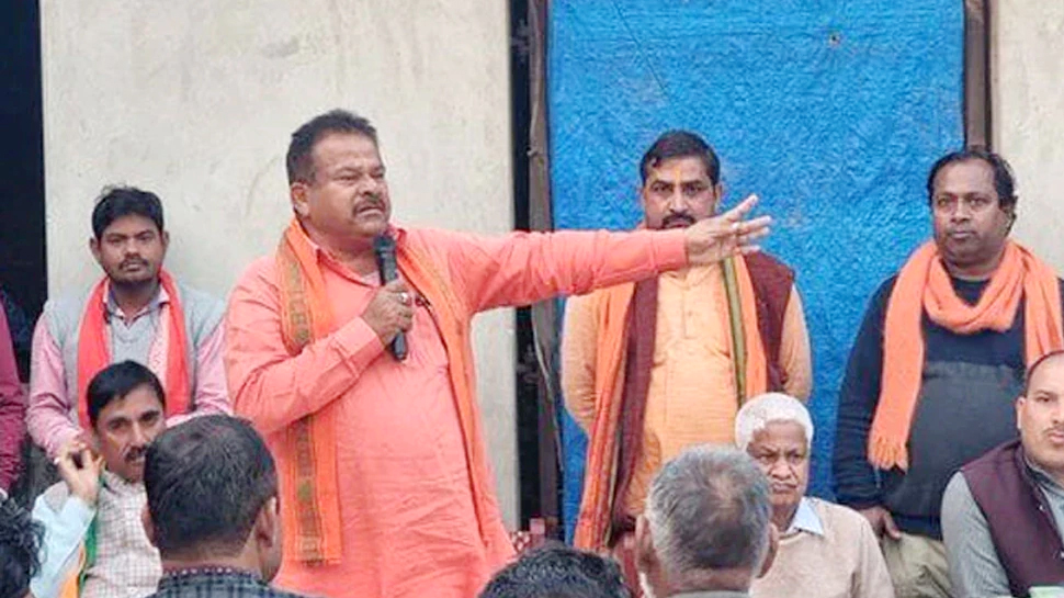 UP: भाजपा नेता मुस्लिमों को लेकर दिया विवादित बयान, चुनाव कमीशन ने लगाई पाबंदी UP: भाजपा नेता मुस्लिमों को लेकर दिया विवादित बयान, चुनाव कमीशन ने लगाई पाबंदी