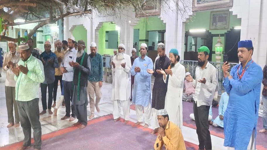  यूक्रेन में अमन और शान्ति की बहाली के लिए खुदा की बारगाह में उठे सैकड़ों हाथ