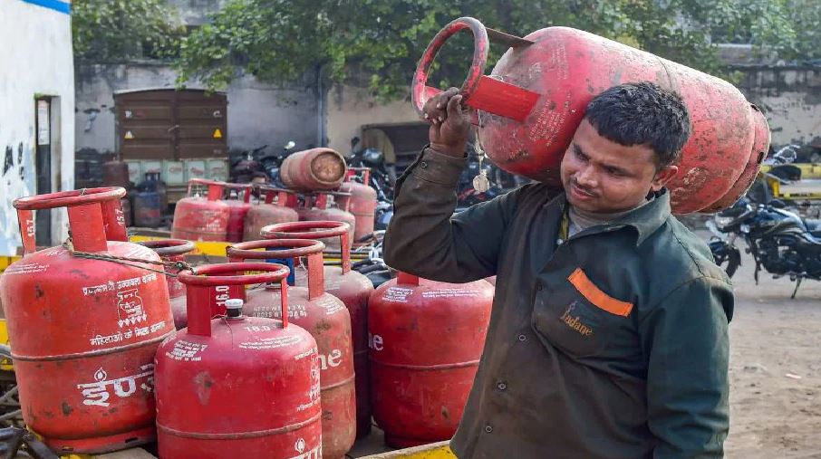 LPG Price: आम-आदमी पर पड़ी बड़ी मार, 105 रुपये महंगा हुआ एलपीजी सिलेंडर