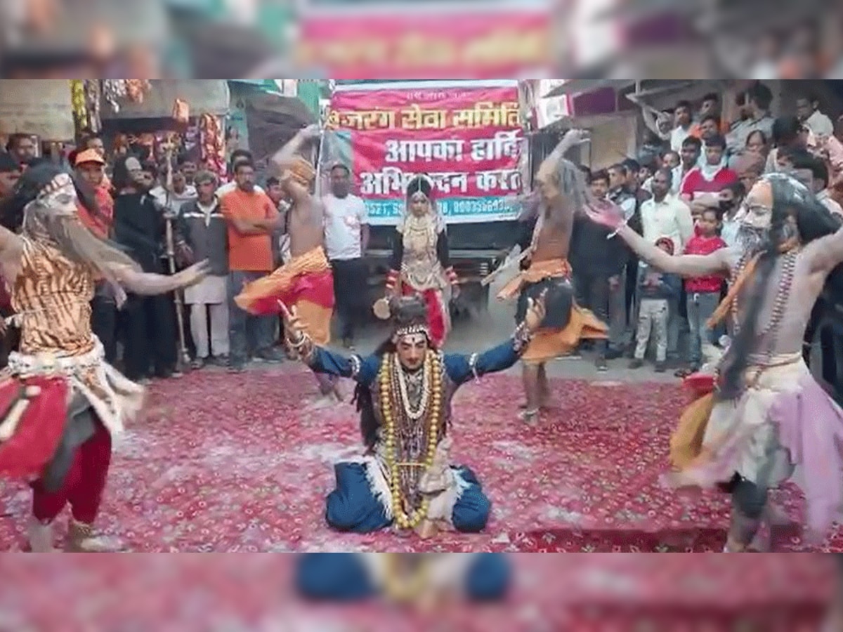 शिव भक्तों ने किया शिव तांडव नृत्य