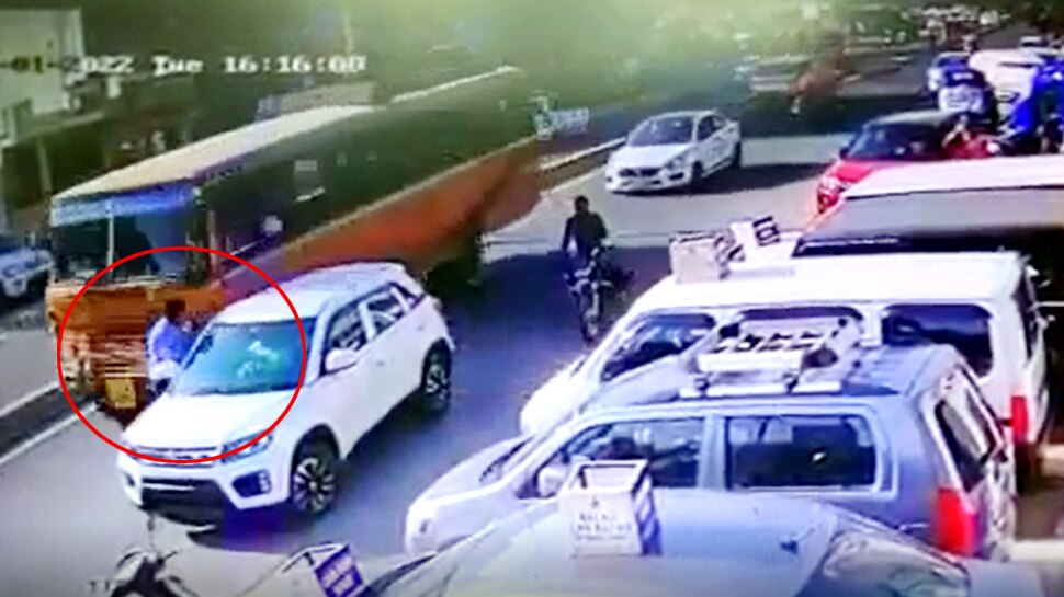 CCTV: सड़क पर खड़े होकर कार वाले से बात कर रहा था शख्स, तेज रफ्तार बस ने हवा में उड़ाया