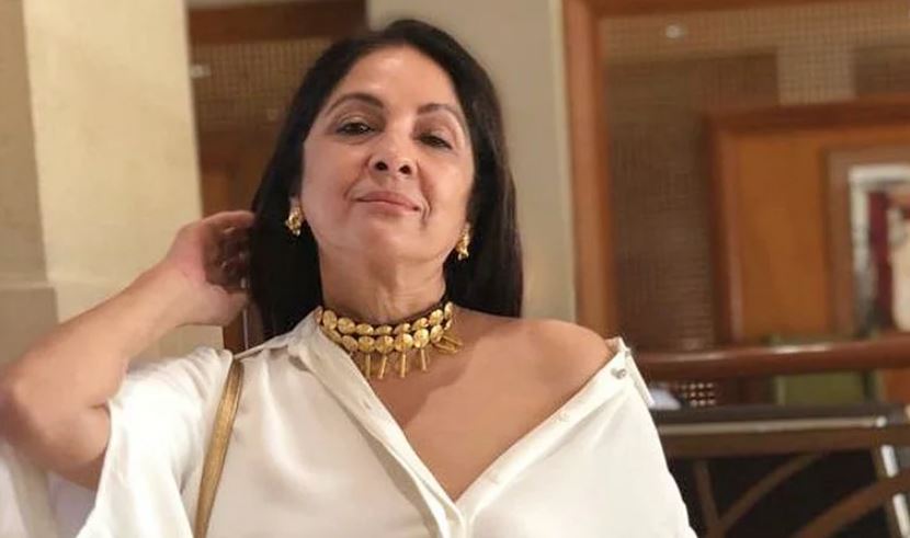 62 की उम्र में नीना गुप्ता का दिखा बोल्ड लुक, शॉर्ट ड्रेस पहन आराम फरमाती आईं नजर