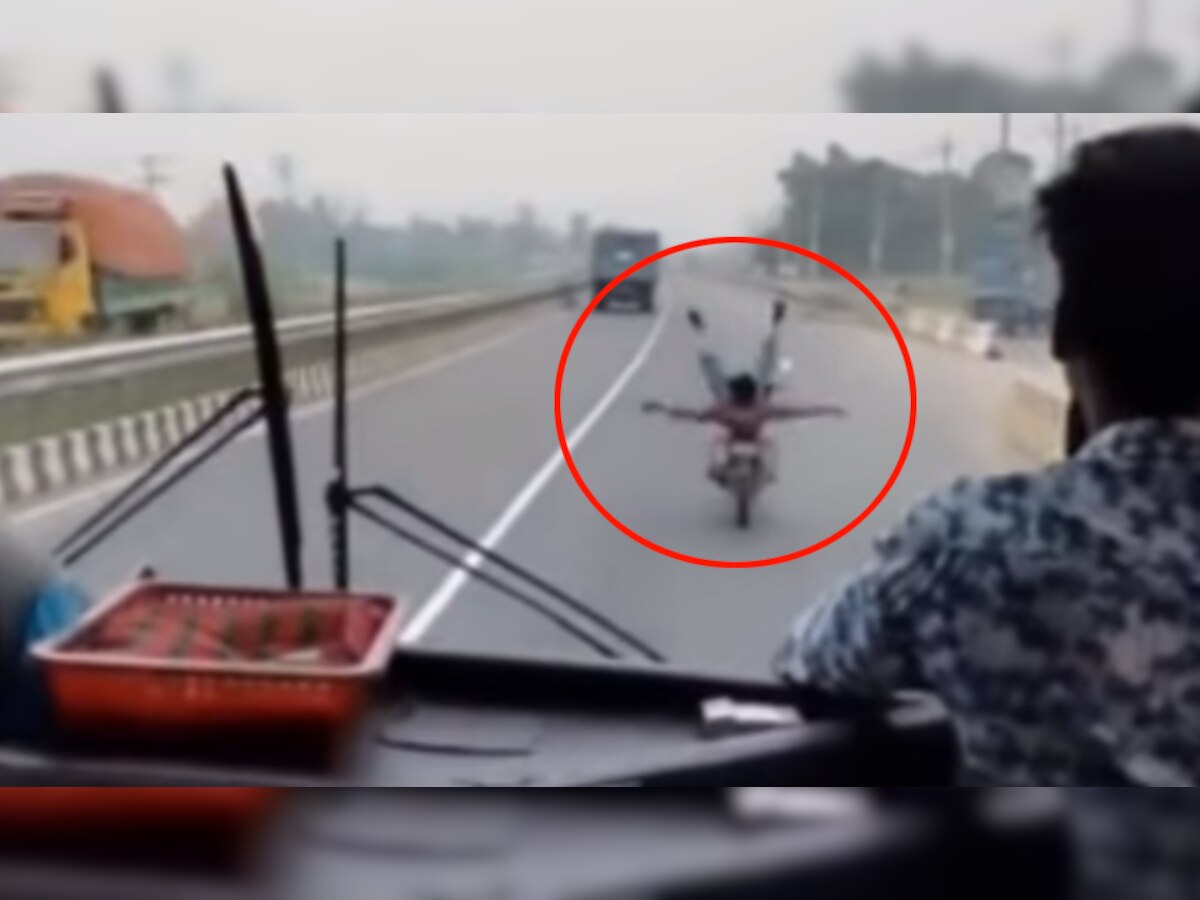 Viral Video: बाइक चलाते वक्त तितली की तरह हाथ-पैर चलाने लगा शख्स, खतरनाक स्टंट देख सिहर उठेंगे आप