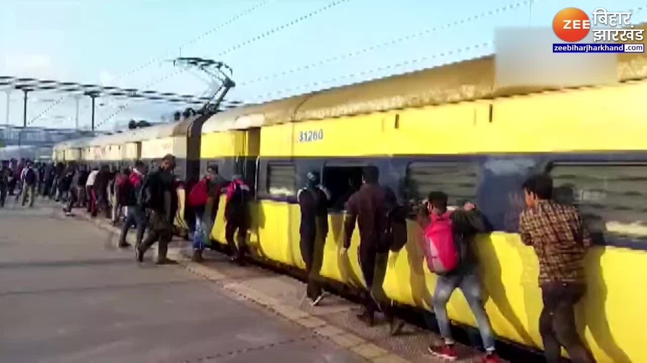 Passengers pushed the train, the video is going viral. Saharanpur Train