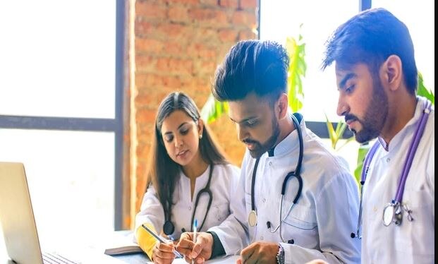 यूक्रेन से लौटे मेडिकल स्टूडेंट्स को राहत, राष्ट्रीय चिकित्सा आयोग ने की बड़ी घोषणा