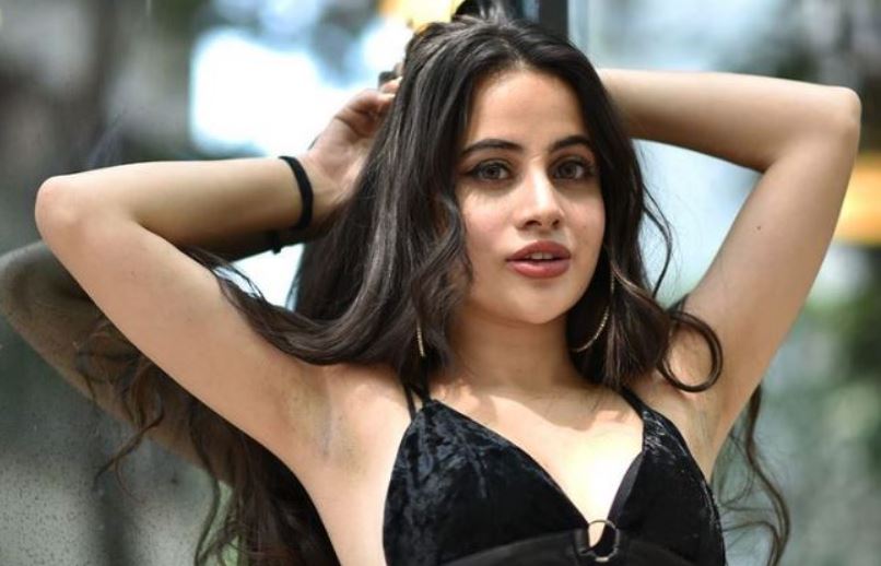 VIDEO: उर्फी जावेद का फिर दिखा अतरंगी अंदाज, ओपन जैकेट के फ्लॉन्ट की अनोखी ब्रालेट