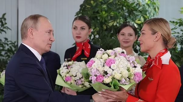 Putin की फोटो पर फूटा गुस्सा, जानें एयर होस्टेस के करीब जाना लोगों को क्यों पसंद नहीं आया