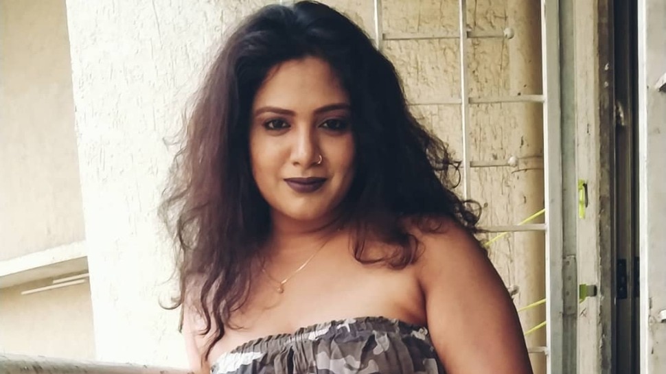 Kavita Bhabhi aka Kavita Radheshyam shared selfie with winking eye it made  fans out of control | सेल्फी खींचते वक्त कविता भाभी ने कर दी ऐसी हरकत,  तस्वीर देख बेकाबू हो रहे