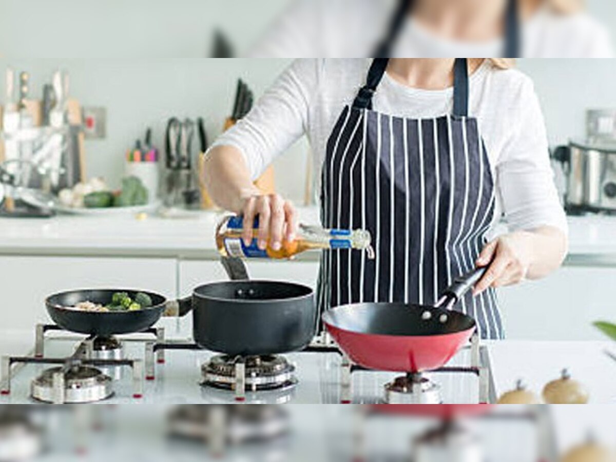 Know How to reduce oil in cooking Here easy tips क्या आपसे भी सब्जी