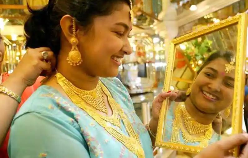 Gold Price: सर्राफा बाजार में खुली सोने की किस्मत, ताजा भाव कर देंगे हैरान