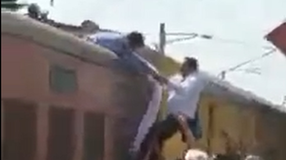 Man climed on train and touch light wire people made video smzs | Video ...