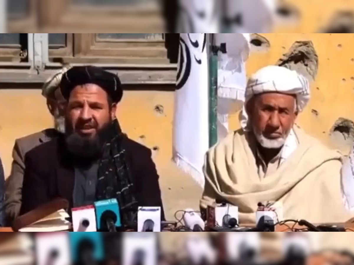 प्रेस वार्ता में पाकिस्तान की पोल खोलता हुआ तालिबान का अधिकारी