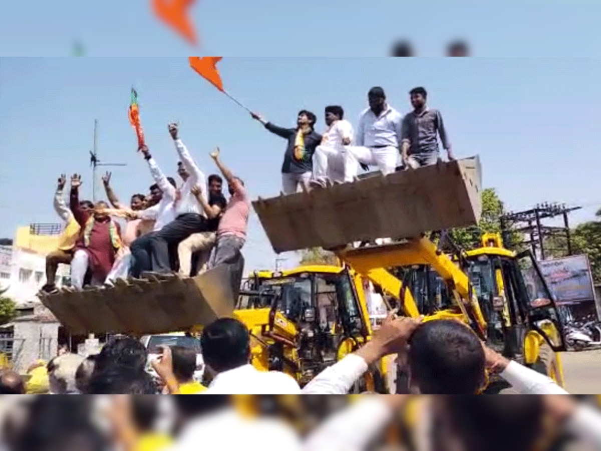 प्रतापगढ़ में मनाया जा रहा योगी की जीत का जश्न, JCB पर सवार होकर नाच रहे BJP कार्यकर्ता