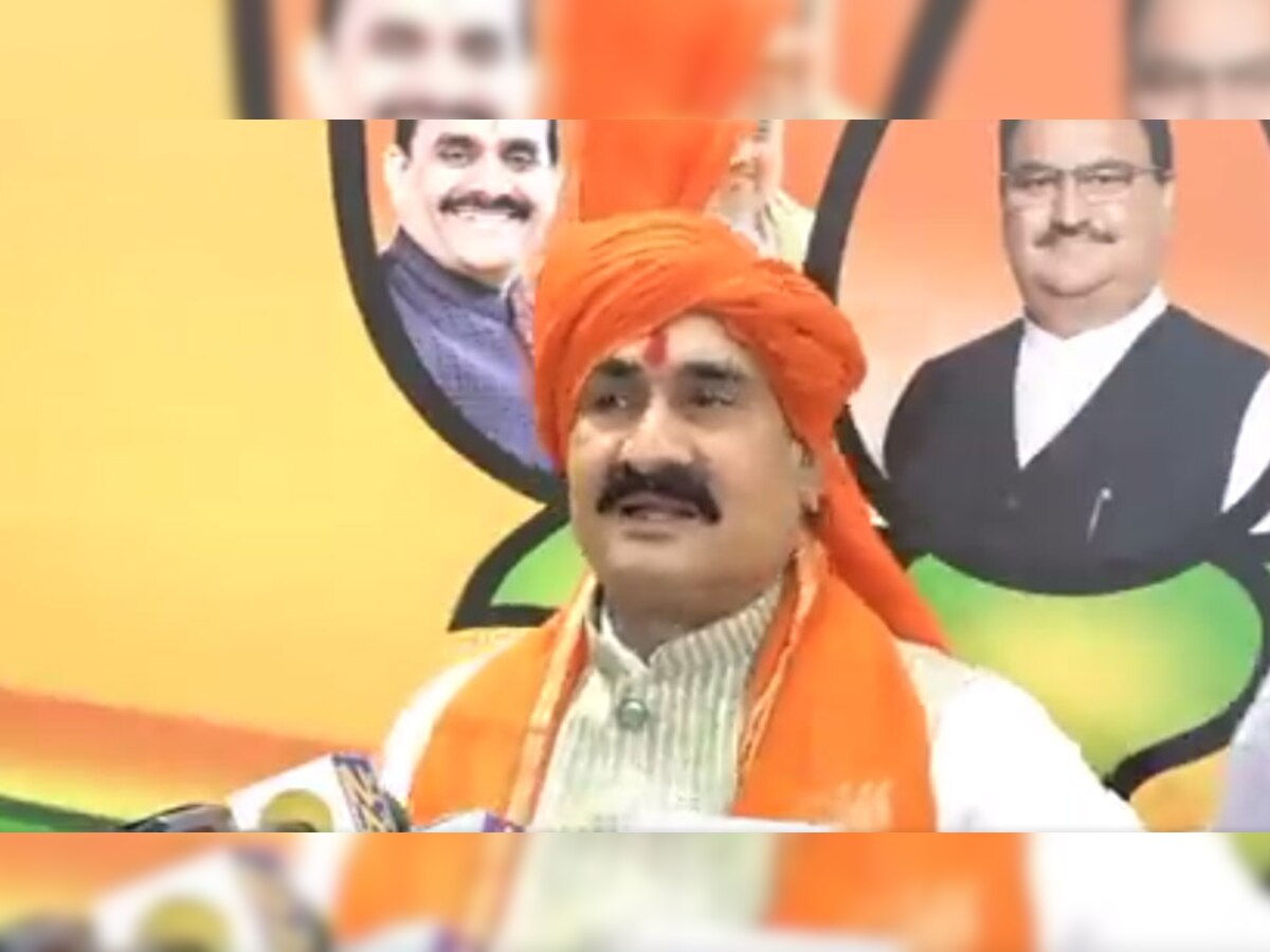 BJP की जीत से गदगद नरोत्तम मिश्रा, सिर पर भगवा साफा पहन बोले- कांग्रेस का काम तमाम