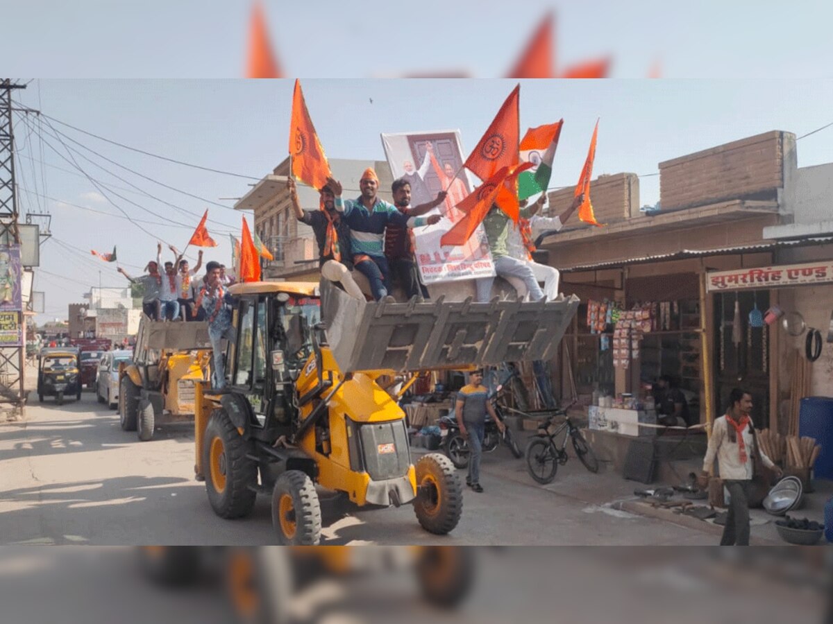 चार राज्यों में भाजपा जीत की तरफ, नागौर में बुलडोजर पर चढ़े पार्टी कार्यकर्ता