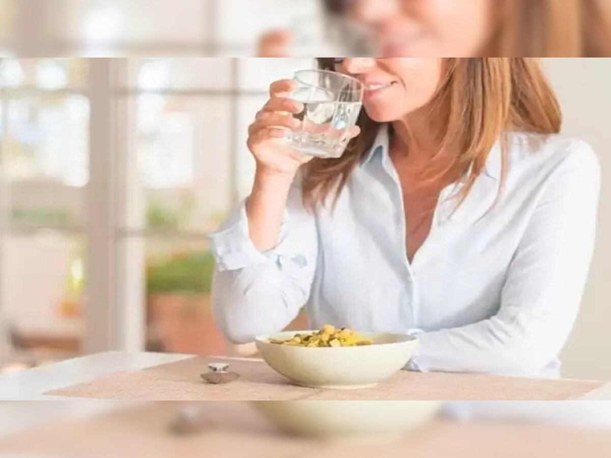 These 4 Disadvantages of drinking water after meals