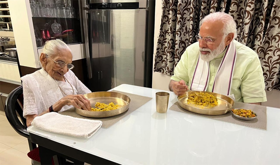 PM Modi In Gujrat: 4 राज्यों में मिली जीत के बाद मां से मिले PM मोदी, साथ खाया खाना