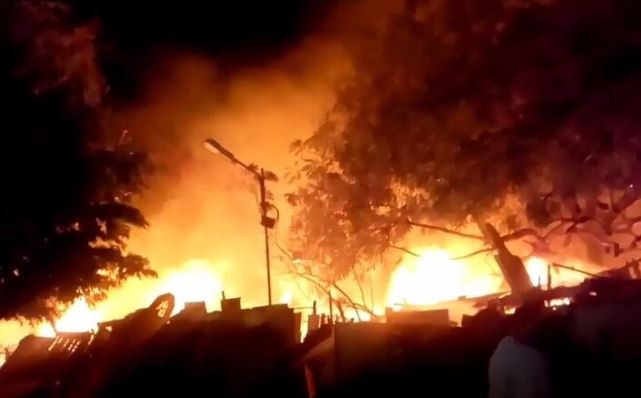 दिल्ली के गोकलपुरी की झुग्गियों लगी भयंकर आग, 7 लोगों की मौत