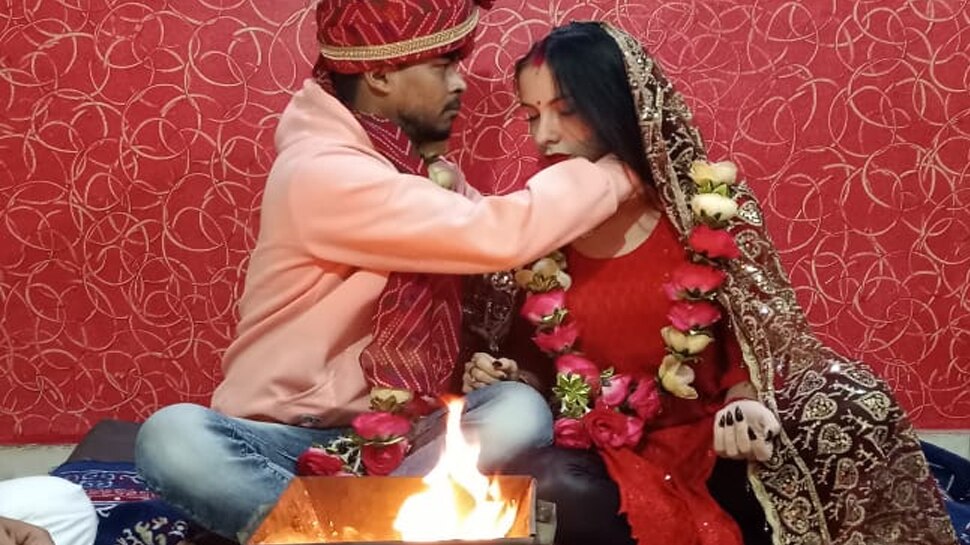 अग्नि के फेरे लेकर की शादी
