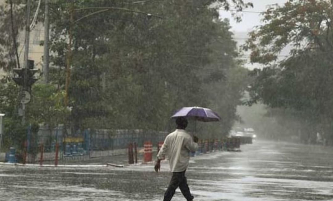 Weather Update: दिल्ली में मौसम को लेकर IMD की बड़ी चेतावनी, यहां हो सकती है बारिश