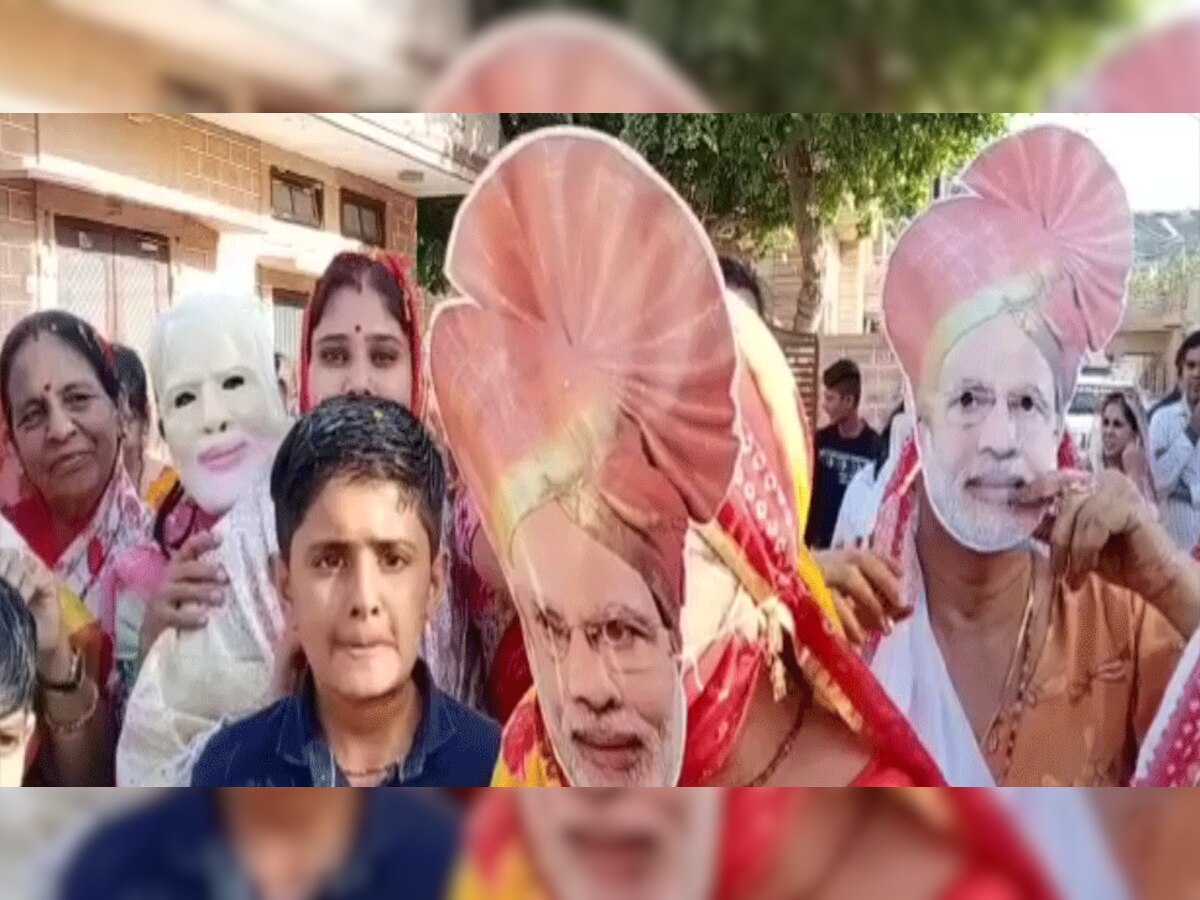 PM के रंग में रंगे जोधपुरवासी, मोदी मास्क पहनकर खेल रहे फूलों की होली