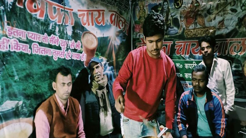 प्यार में खाया धोखा तो बन गया 'बेवफा चायवाला', प्रेमी जोड़ों को फ्री में पिलाता है चाय 