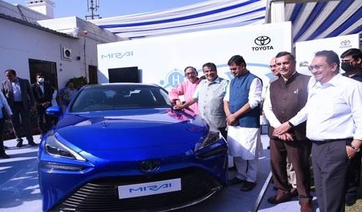 जानिए कैसी है बिना पेट्रोल-गैस से चलने वाली Toyota Mirai, जिसे गडकरी ने किया पेश