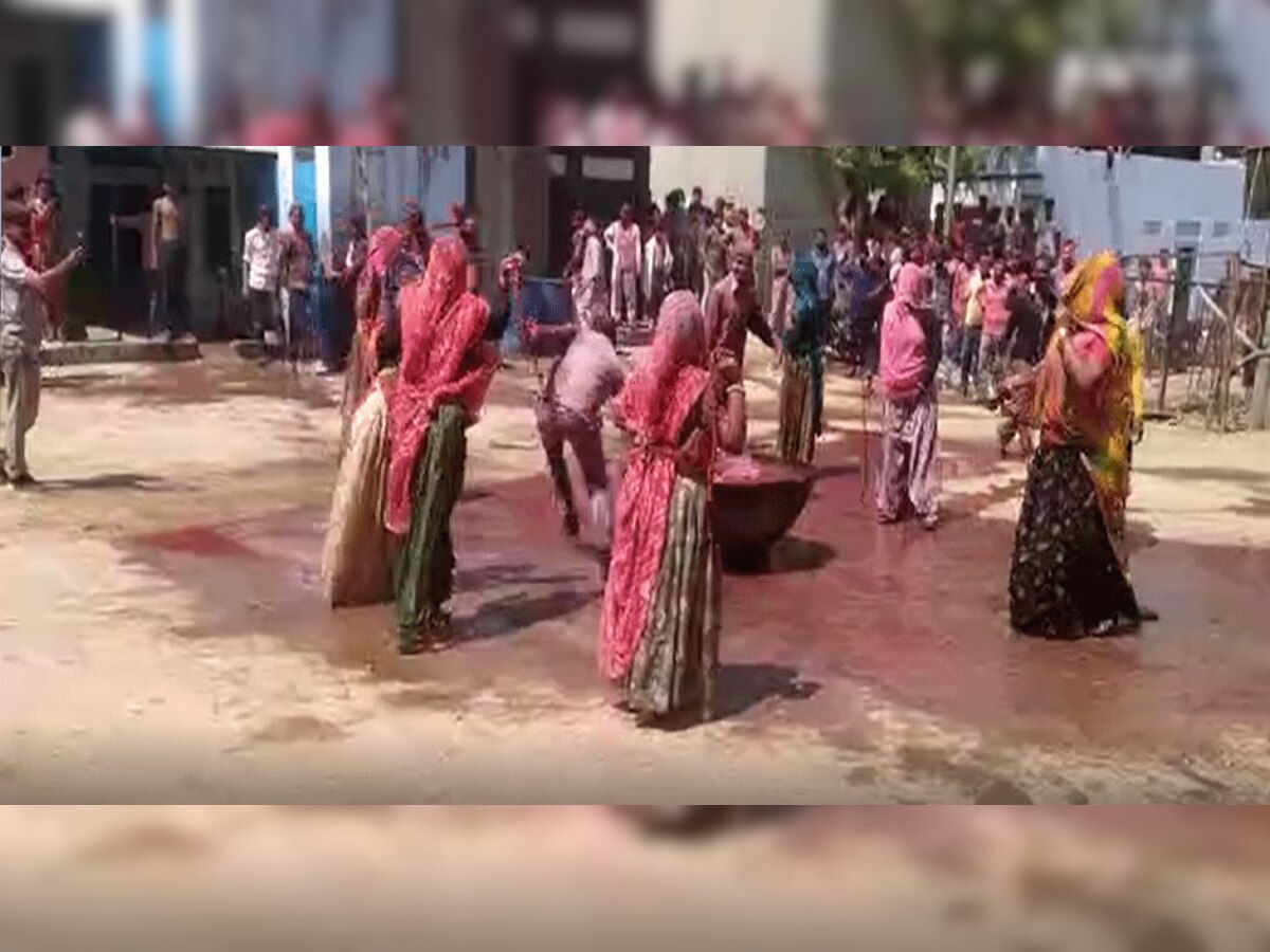 Unique Holi of Gujjars: जहां पानी लेने आने पर पुरूषों का भीगे कोड़े से महिलाएं करती है स्वागत 