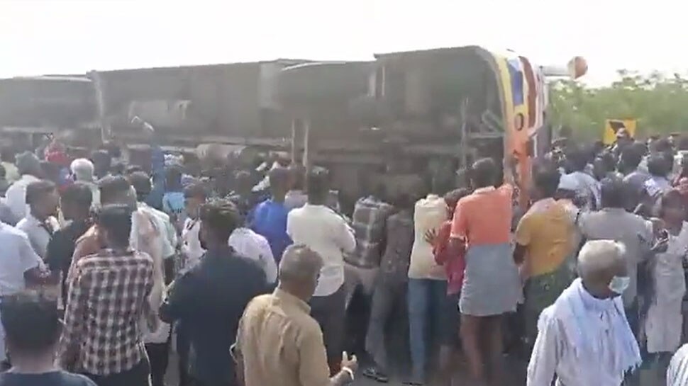कर्नाटक के तुमकुरु में बड़ा सड़क हादसा, स्पीड से आ रही बस पलटी; 5 की मौत 25 घायल
