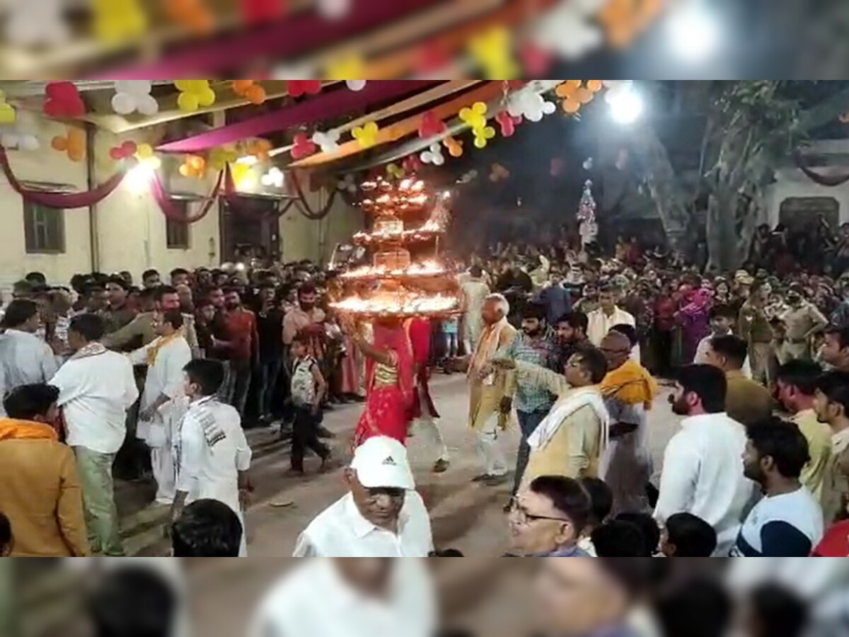 राधारानी की ननिहाल में निभाई गई सदियों पुरानी परंपरा, जलते दीपों की रोशनी में हुआ चरकुला नृत्य
