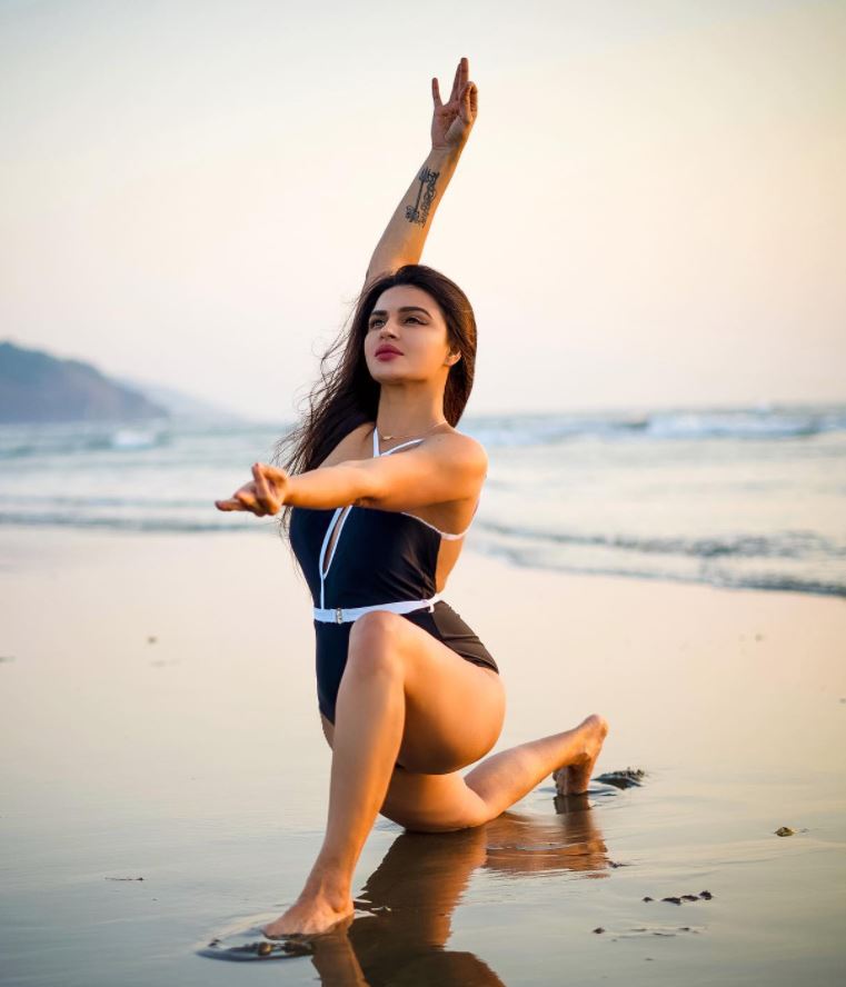 Aashka Goradia Flaunts An Acro hot Yoga Pose 