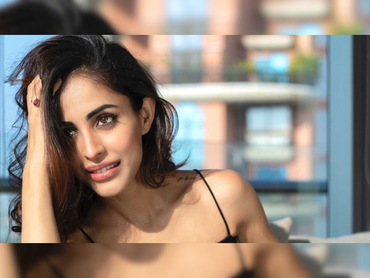 Bekaaboo Web Series actress Priya Banerjee sitting on couch and giving ...