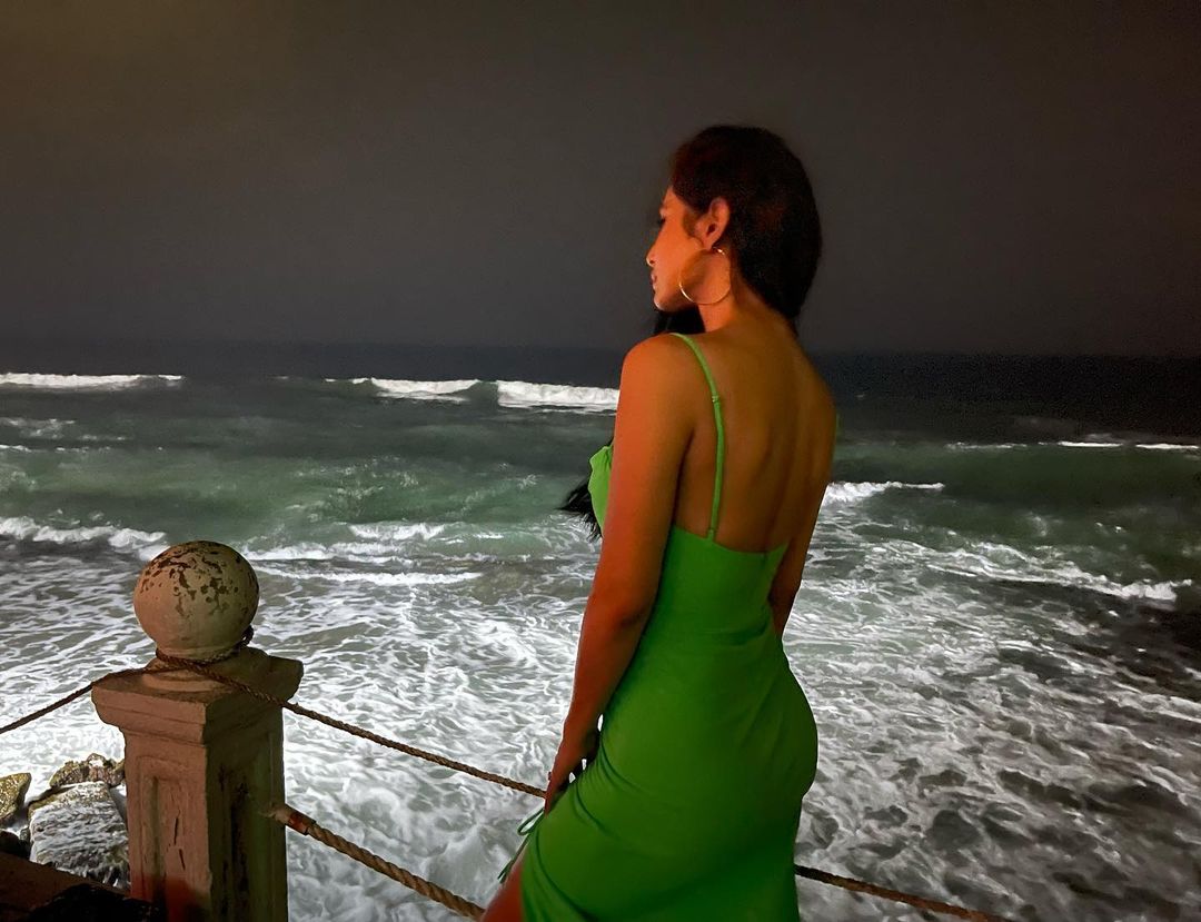 Mouni Roy showed a sizzling avatar on the beach late at night, photos will make you Fan | Mouni Roy ने देर रात समंदर किनारे दिखाया सिजलिंग अवतार, Photos करेंगी मदहोश |
