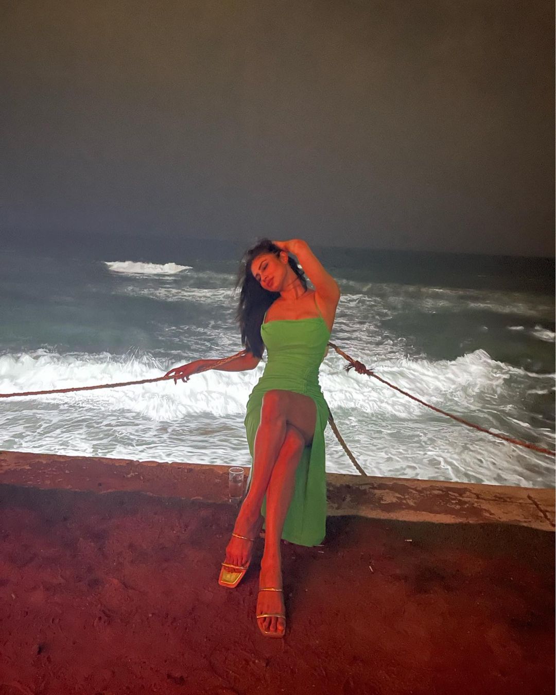 Mouni Roy showed a sizzling avatar on the beach late at night, photos will make you Fan | Mouni Roy ने देर रात समंदर किनारे दिखाया सिजलिंग अवतार, Photos करेंगी मदहोश |
