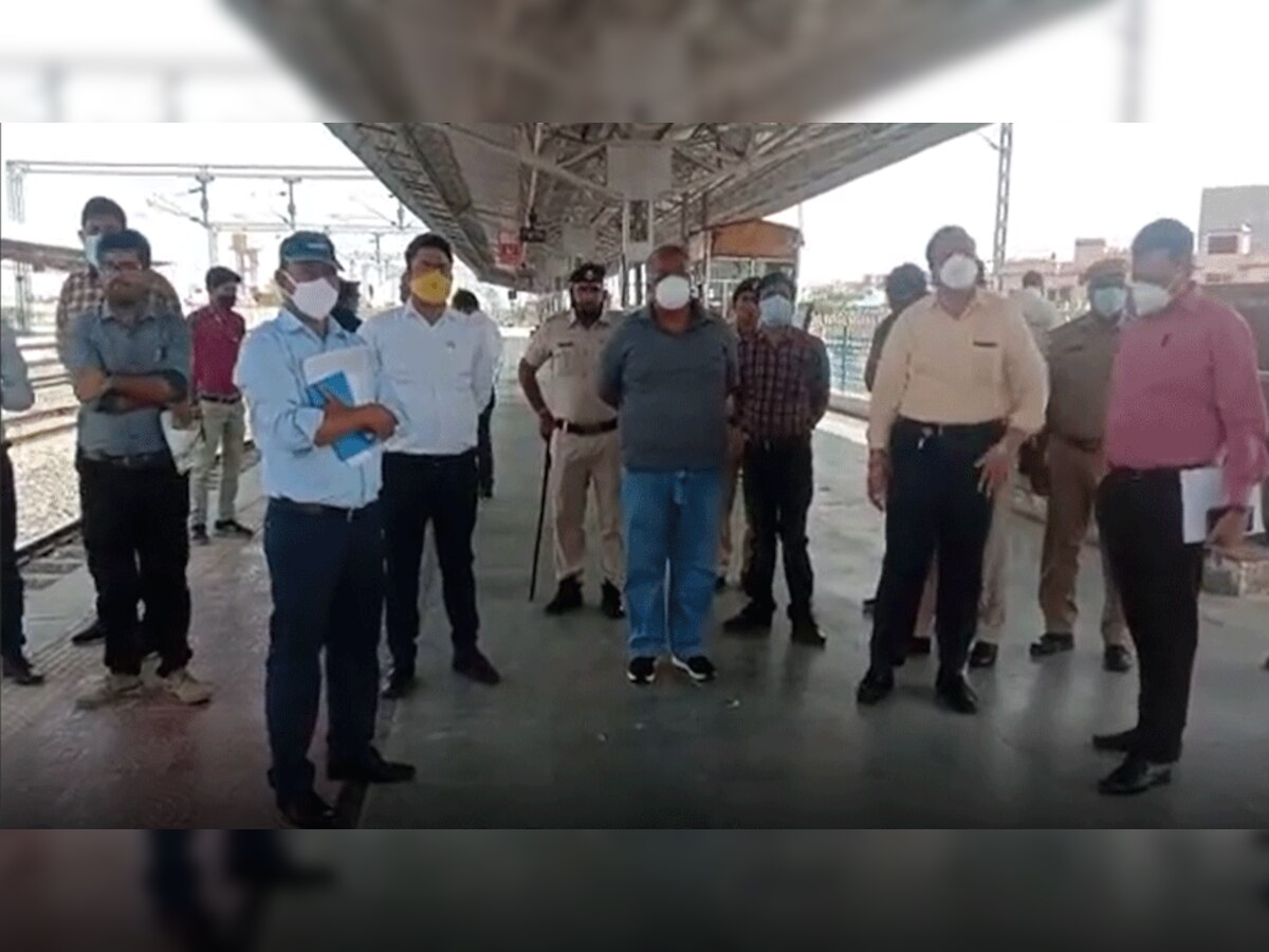 DRM नरेंद कुमार किशनगढ़ रेलवे स्टेशन पर पहुंचे.
