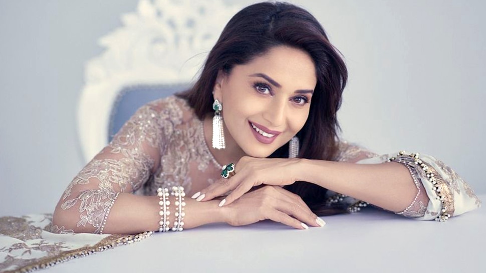 Madhuri Dixit took new home on lease, per month rent will give you a shock  | माधुरी दीक्षित ने रेंट पर लिया आलीशान घर, किराया इतना कि दांतों तले दबा  लेंगे उंगली|