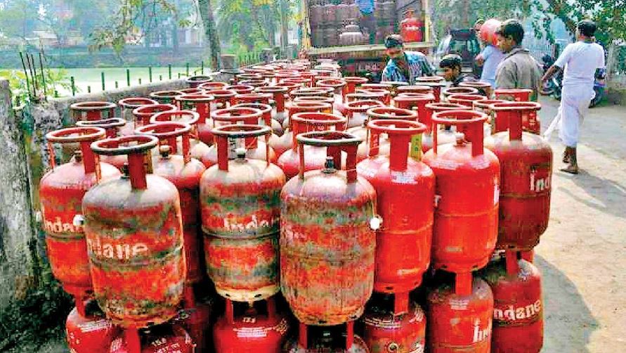 LPG Cylinder Price: आम आदमी को लगा झटका, इतने बढ़े गैस सिलेंडर के दाम