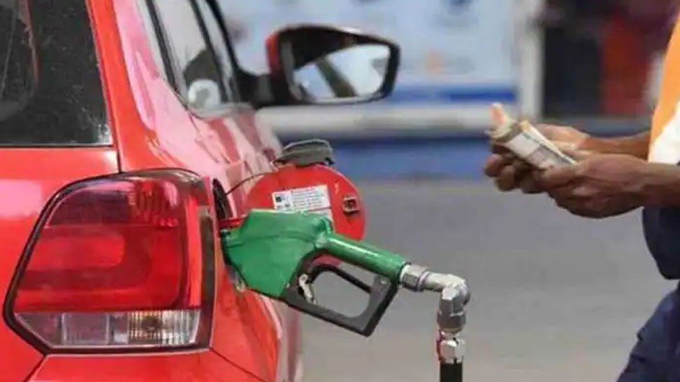Petrol, Diesel Latest Price: लगातार दूसरे दिन बढ़े पेट्रोल-डीजल के दाम, जानें इस बार कितनी बढ़ी कीमत