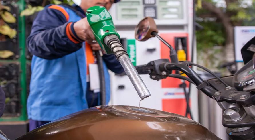 Petrol Price: लगातार दूसरे दिन बढ़े पेट्रोल के दाम, जानिए आपकी जेब पर पड़ेगा कितना असर