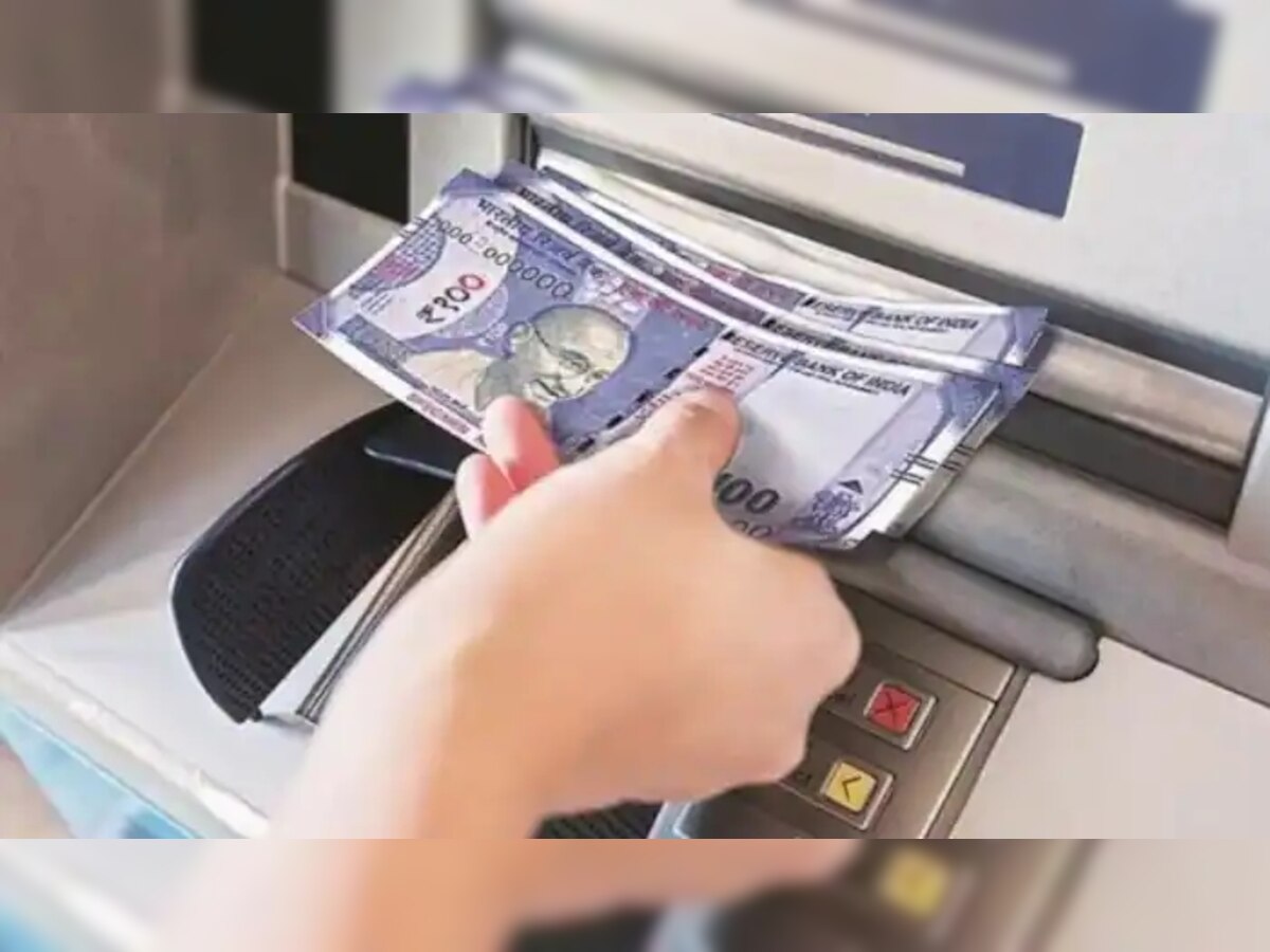 चार दिन बैंक बंद: जल्द निकाल लें ATM से पैसे, हो सकती कैश की किल्लत
