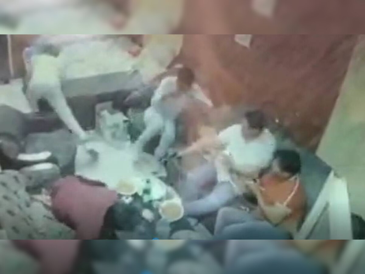 Murder CCTV Footage : बात करते-करते माहौल हुआ गर्म फिर चली गोली और थम गई युवक की सांसें 